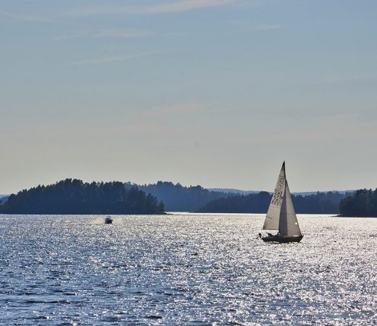 Segelbåt på Mjörn